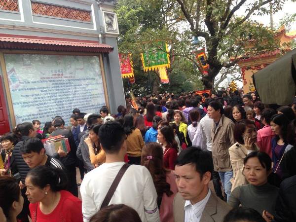 Trông xe miễn phí cho du khách đến Phủ Tây Hồ ảnh 1